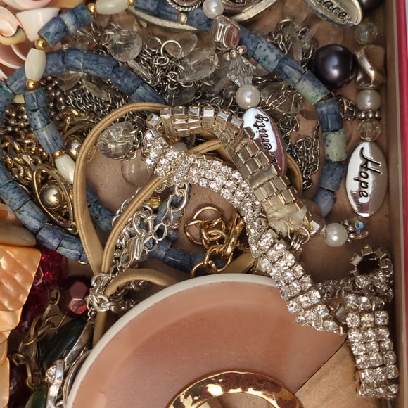 SOLD Bag 6AI - Mixed Wearable Jewelry And Craft Pieces, Many Bracelets 622g - Picture 5 of 9